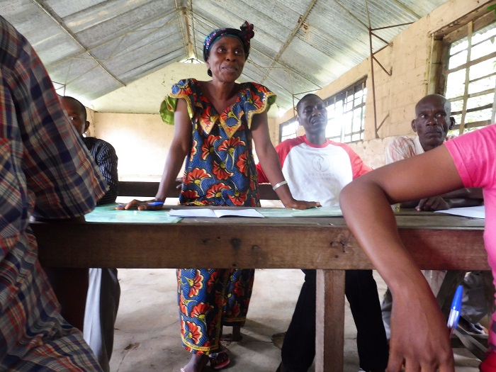 Photo: Community members learn about their legal rights and effective advocacy strategies, in preparation for talks with neighbouring logging companies. Credit: GASHE