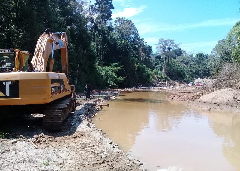 Environmental police seized an estimated £1 million of illegal mining equipment during a raid near Barranco Chico, in Madre de Dios | Photo credit: FENAMAD