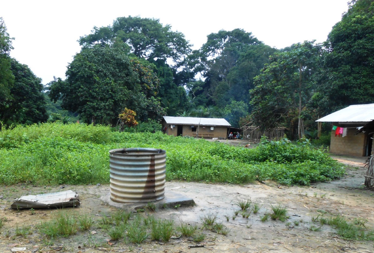 Pozo de agua creado por la población de la aldea de Bonda (Mbam-et-Kim, Región Central) para contrarrestar la no realización del pozo potable prometido por la empresa maderera. Este pozo, creado por la propia comunidad, lamentablemente no proporciona agua potable. © EcoDev 2019