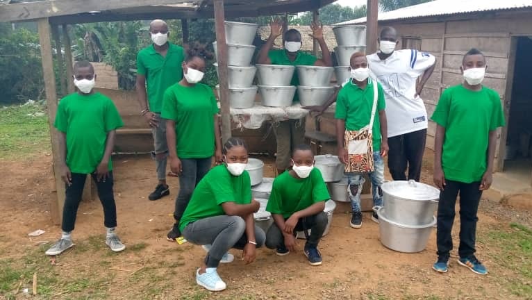 L'équipe d'APIFED équipée de savon, de seaux avec robinets, de gel désinfectant, de masques et d'affiches dans les langues locales Baka et Bulu pour les distribuer aux communautés.