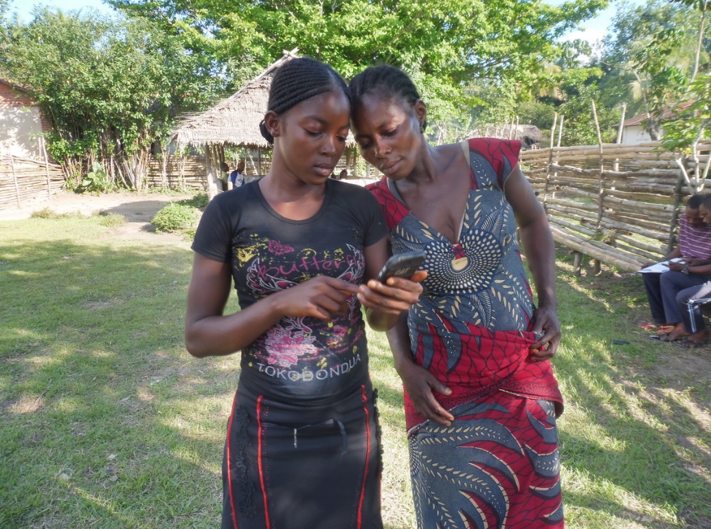 Two users of RFUK’s real-time forest monitoring technology, ForestLink, in DRC. Credit: GASHE